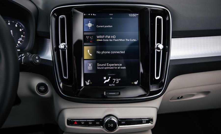 Детали интерьера Volvo XC40 T4 Momentum 2018 года  (NA) (фото 4 из 36)